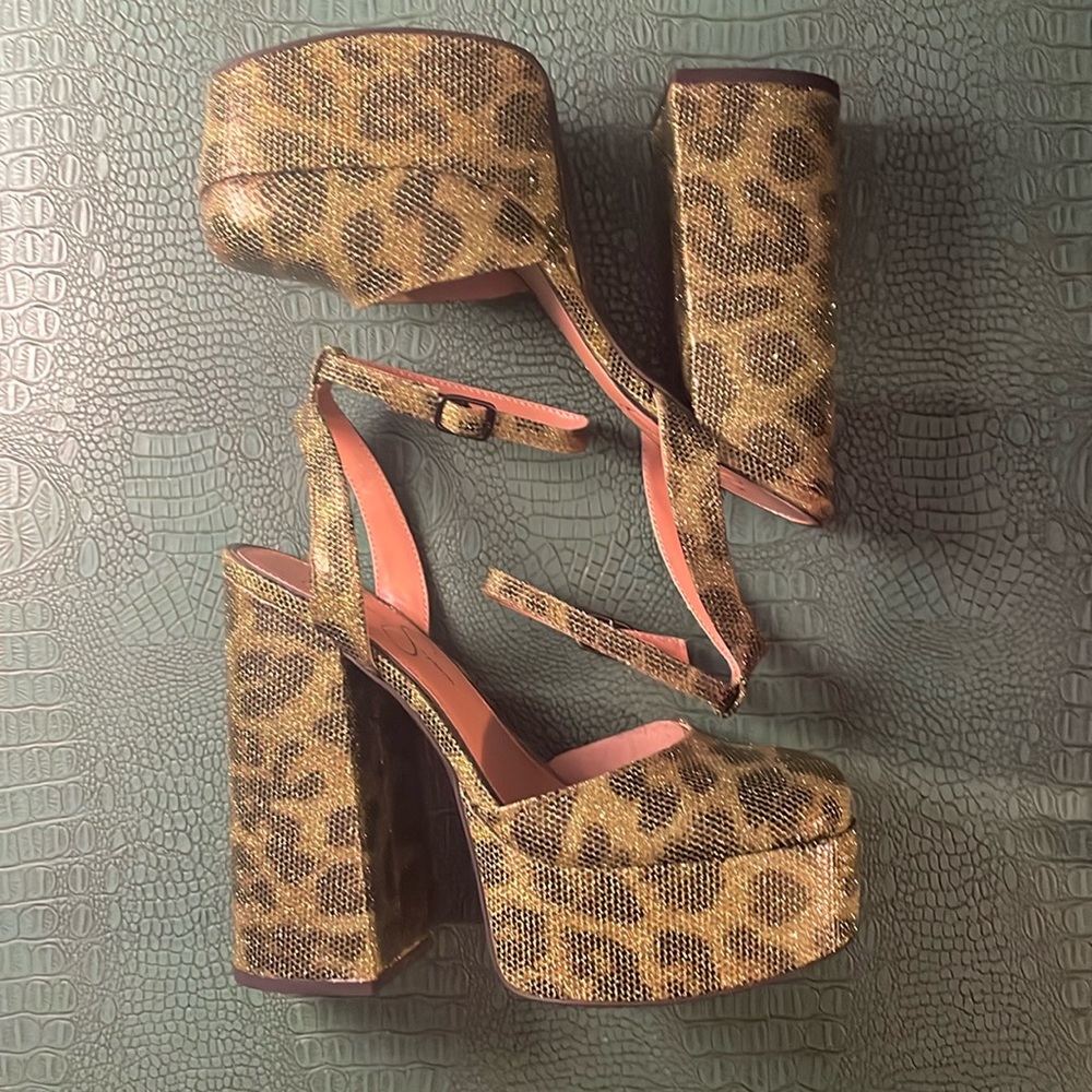 Jessica Simpson Skilla green leopard strass platform pumps, size 9.5